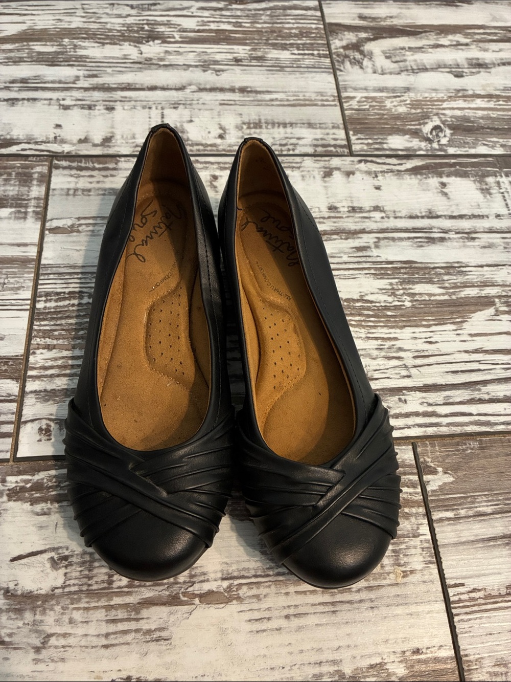 Natural Soul Black Leather Cross-Band Slip-On Flats